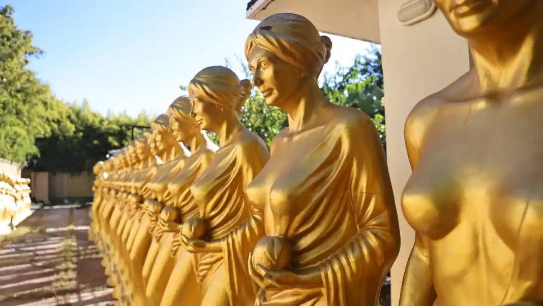 Altın Portakal’ın Sembolü Venüs Heykelleri Şehri Sardı! 6